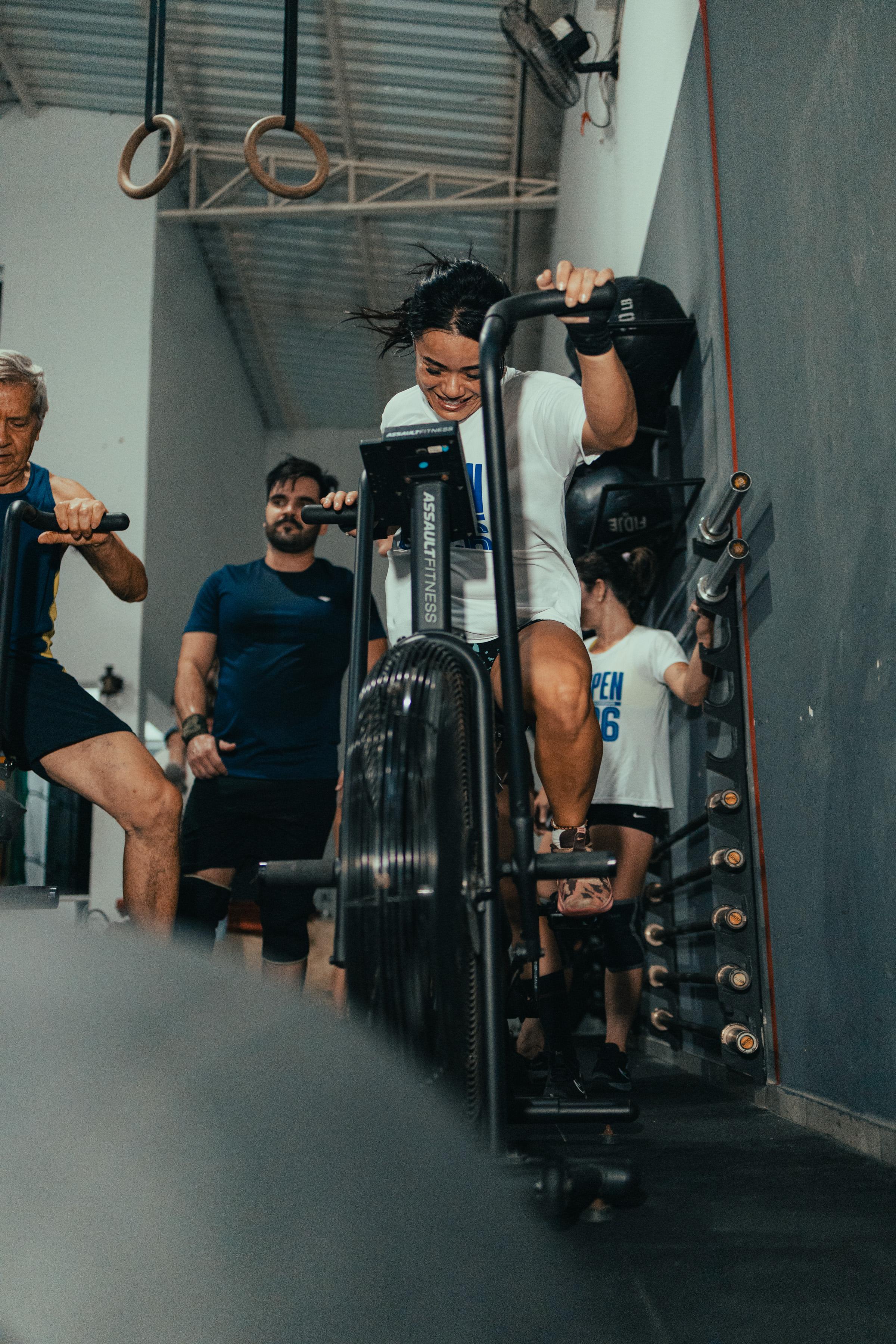 Atleta em ação fotografado com precisão